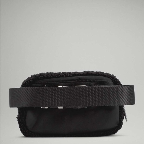 lululemon athletica Other - Lululemon fleece everywhere bag, guc